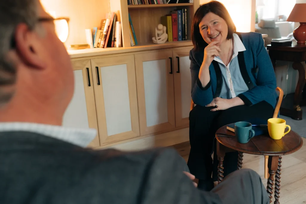 MDHL Conseils se tient assise en souriant lors d'une séance de coaching professionnel